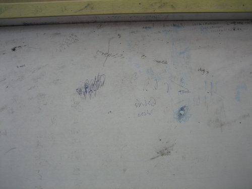 清理前的“课桌文化”